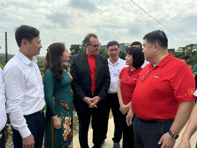 Lãnh đạo tỉnh Bắc Giang trao đổi với các đơn vị xuất khẩu.