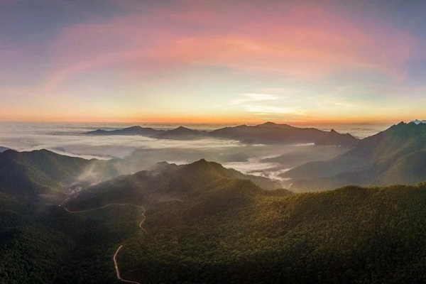 Khu dự trữ thiên nhiên Động Châu - Khe Nước Trong nằm về phía Tây Nam huyện Lệ Thủy, tỉnh Quảng Bình, giáp với biên giới Việt - Lào và khu Bảo tồn thiên nhiên Bắc Hướng Hóa, tỉnh Quảng Trị.