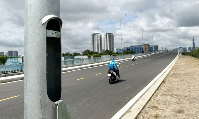Một trụ đèn bị cạy nắp cắt cáp điện bên trong trên tuyến song hành