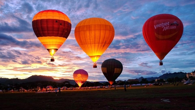 Du khách, người dân địa phương được thưởng thức lễ hội trình diễn ánh sáng từ khinh khí cầu kết hợp với âm nhạc sôi động từ đêm ngày 30/3. Ảnh Ballooning Media Co.