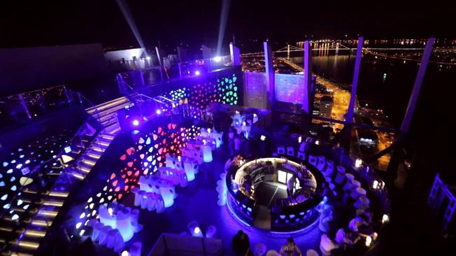 Đây còn là một sky bar có không gian bed sofa với tầm nhìn hướng ra cửa biển và không gian ngắm nhìn toàn cảnh mặt trời lặn lãng mạn ngay tại trung tâm thành phố. Ảnh Internet
