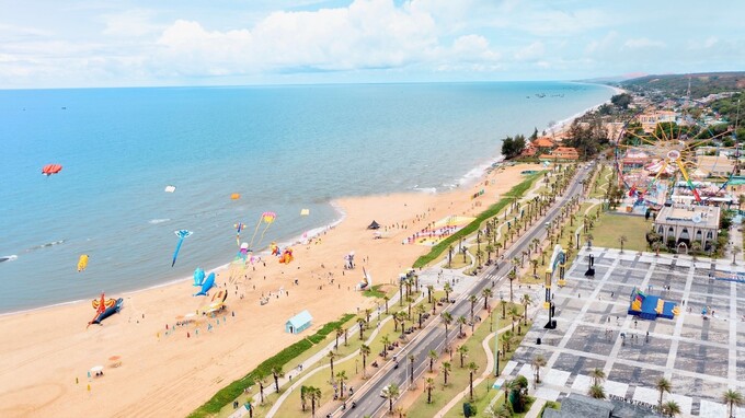 Đô thị NovaWorld Phan Thiet đã đưa vào vận hành giai đoạn 1 với hệ tiện ích đa dạng như Khách sạn Movenpick Resort Phan Thiet 5 sao, Radisson Resort Phan Thiet 4 sao, cụm sân golf PGA 36 hố; công viên giải trí Circus Land, Quảng trường – Công viên biển Bikini Beach, chuỗi nhà hàng, cà phê,...