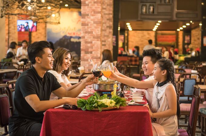 Du khách thưởng thức buffet đậm phong vị Tây Bắc tại nhà hàng Vân Sam