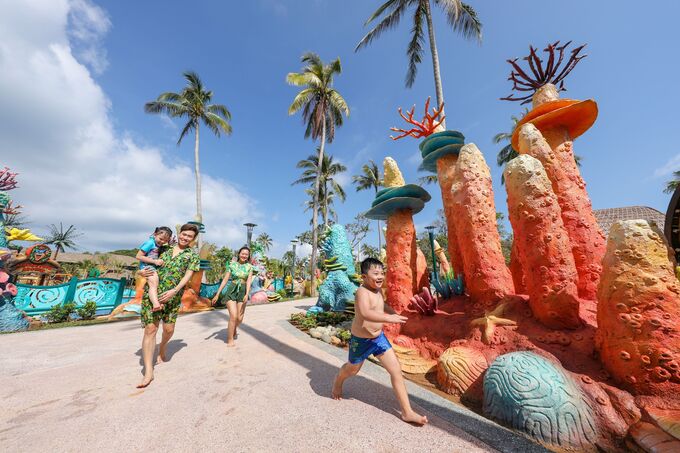 Du khách tại công viên nước Aquatopia thuộc Sun World Hon Thom Nature Park (Phú Quốc)