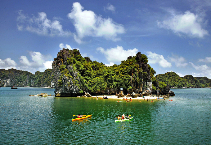 Trải nghiệm chèo thuyền kayak trên vịnh Lan Hạ