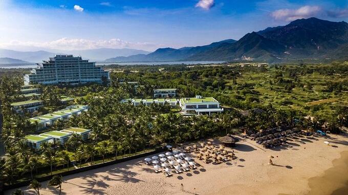 Nhìn từ xa, Cam Ranh Riviera như một con tàu huyền bí neo đậu bên bờ biển giữa một không gian xanh trong lành