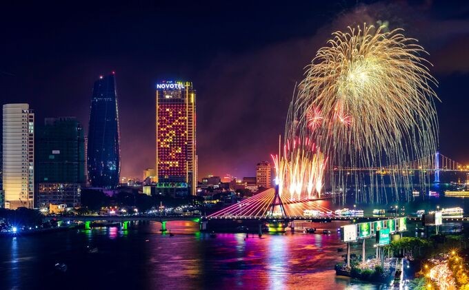 Sông Hàn rực rỡ trong lễ hội pháo hoa DIFF