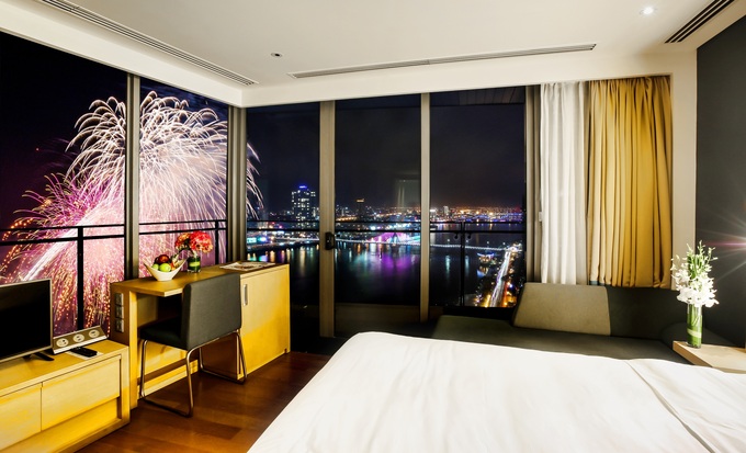 Nhiều du khách lựa chọn ngắm pháo hoa từ các phòng nghỉ của Novotel Danang Premier Han River