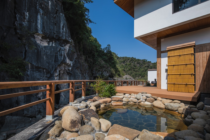 Bồn khoáng nóng trong khuôn viên biệt thự của Sun Onsen Village. Ảnh Sun Group