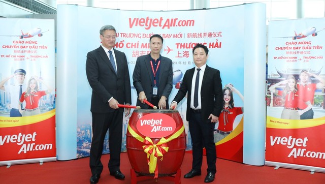 Tổng Lãnh sự CHND Trung Hoa tại TPHCM Ngụy Hoa Tường, Phó Tổng giám đốc Vietjet Nguyễn Thanh Sơn, Phó Giám đốc Sở Du lịch TPHCM Lê Trương Hiền Hoà (từ trái qua phải) thực hiện nghi thức khai trương đường bay TPHCM - Thượng Hải