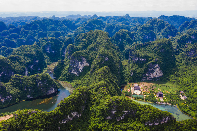 Khu du lịch Tràng An sở hữu khu danh thắng Tràng An – Tam Cốc – Bích Động, khu di tích lịch sử văn hóa cố đô Hoa Lư từ triều đại vua Đinh Tiên Hoàng, cùng đó là rừng nguyên sinh đặc dụng Hoa Lư. Ảnh Internet 