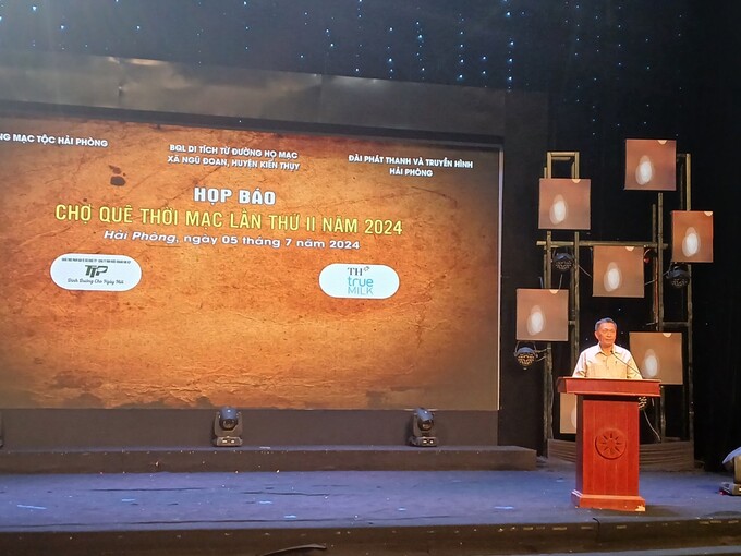 TS. Hoàng Văn Kể - Chủ tịch Hội đồng Mạc Tộc Hải Phòng thông tin tại buổi họp báo. Ảnh: Đinh Huyền.