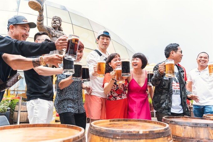 Các du khách cùng nhau trải nghiệm hoạt động văn hóa bia tại Sun World Ba Na Hills. Ảnh Sun Group