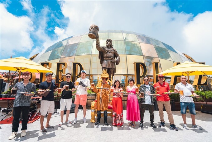Các du khách tận hưởng văn hóa ẩm thực và bia tại quảng trường Beer Plaza. Ảnh Sun Group