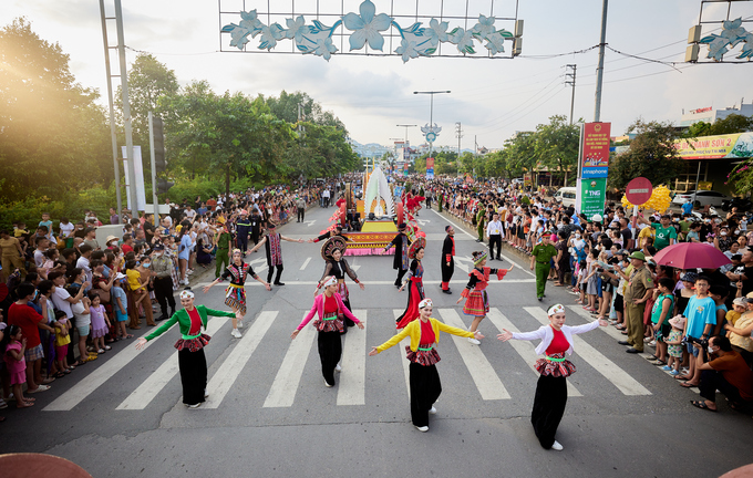 Lễ hội Carnival đường phố Hoà Bình đã bắt đầu diễn ra từ 19h00 đến 20h30 ngày 30/7