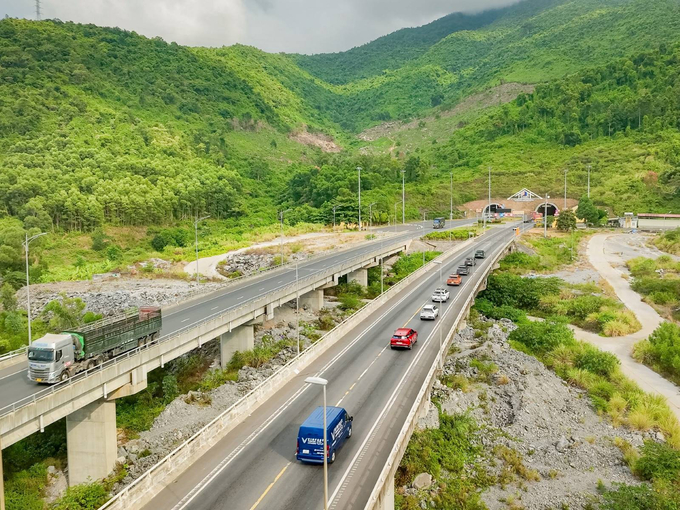 Ảnh 9 - Đoàn xe di chuyển dọc những cung đường đẹp như tranh vẽ của đất nước.