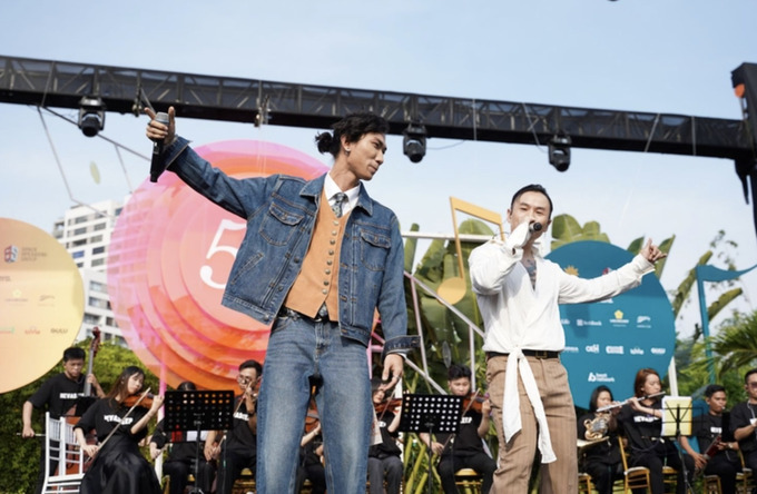 Thầy trò Binz và Gonzo song ca tại concert (Nguồn: Vietcetera)