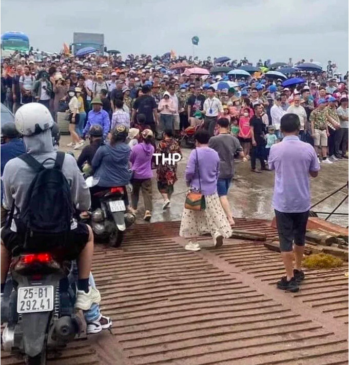 Phà Đồng Bài 'vỡ trận' trong những kỳ nghỉ cuối tuần bởi lượng du khách đổ về Cát Bà tăng đột biến. Ảnh: THP