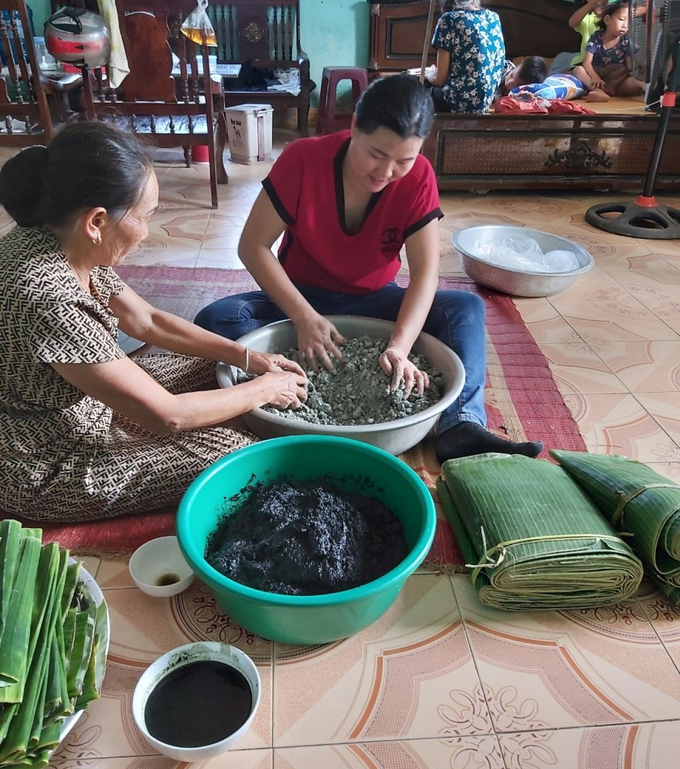 Dù ở quê hay làm ăn xa trên những vùng đất mới, đồng bào Tày, Nùng vẫn giữ tục tự giã bánh để cúng tổ tiên, biếu cha mẹ và cho gia đình tưởng thức