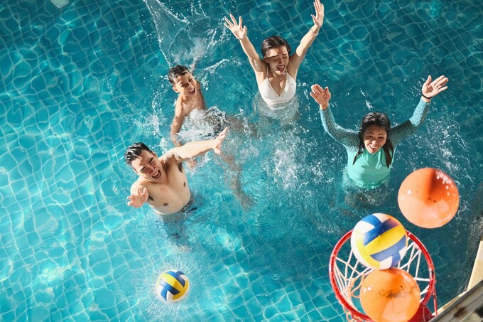 Cung cấp khách sạn cao cấp như bao gồm nhiều tiện ích khu spa, gym, bể bơi trong nhà, quầy bar…