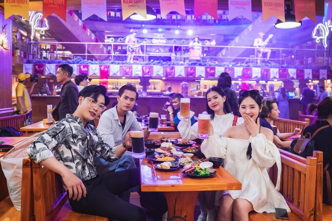Và đừng quên hòa mình vào không gian tưng bừng của Beer Plaza với lửa trại gắn kết, với những điệu flashmob đầy mê say – những trải nghiệm độc nhất khi bạn ở lại đêm trên đỉnh núi Chúa. 