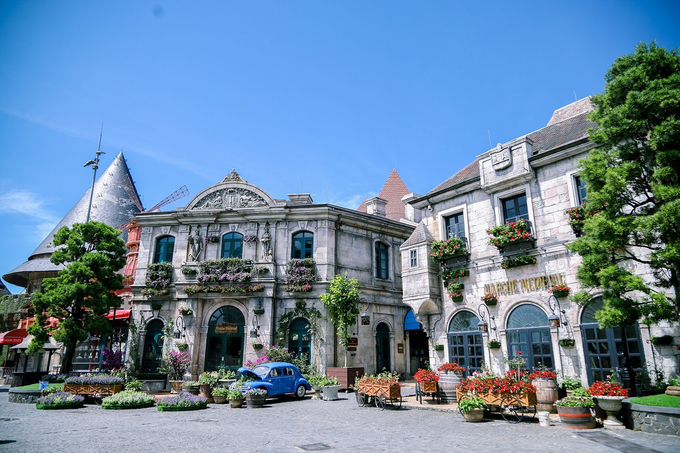 Chạy bộ một vòng quanh Làng Pháp, hít hà không khí tươi mới, se se lạnh và chiêm ngưỡng bình minh tại Bà Nà, bạn sẽ thấy khoan khoái, căng tràn sức sống.