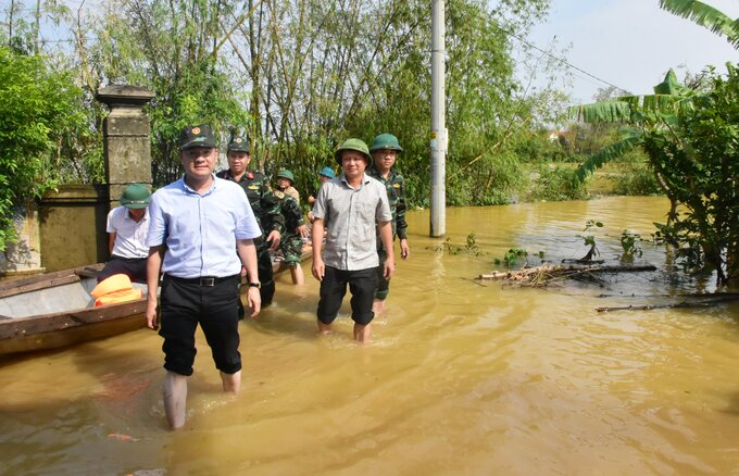 Bí thư Tỉnh ủy Lê Trường Lưu, Phó Chủ tịch UBND tỉnh đã đến thăm hỏi, động viên và tặng quà các hộ dân bị nước lũ cô lập, cuộc sống gặp nhiều khó khăn tại thôn Tây Hồ (xã Phú Hồ, Phú Vang)