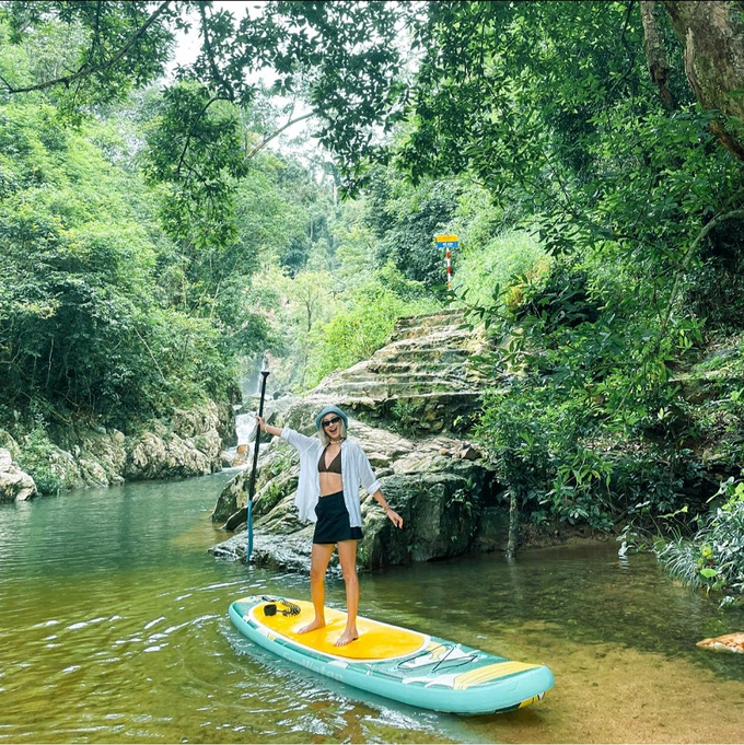 Du khách chèo sup ngay dưới chân thác Tà Gụ. Nguồn ảnh: Khanh Son Ecotourism