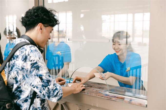 Giá vé cáp treo đối với người lớn là 200.000 đồng/một chiều, trẻ em là 150.000 đồng/một chiều. Riêng với người dân sinh sống tại Cát Hải, giá vé áp dụng chỉ 150.000 đồng/người lớn/một chiều và 100.000 đồng/trẻ em/một chiều. Ảnh Ngô Hương