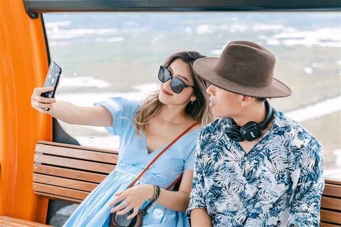 Sun World Cat Ba Cable Car đem đến hành trình khám phá Cát Bà từ trên cao thú vị, khi cáp treo đưa khách băng qua vịnh biển êm đềm, thu vào tầm mắt biển cả mênh mang, núi đá vôi kỳ vĩ, thư thái giữa khung cảnh thiên nhiên đẹp ngoạn mục. Ảnh Ngô Hương