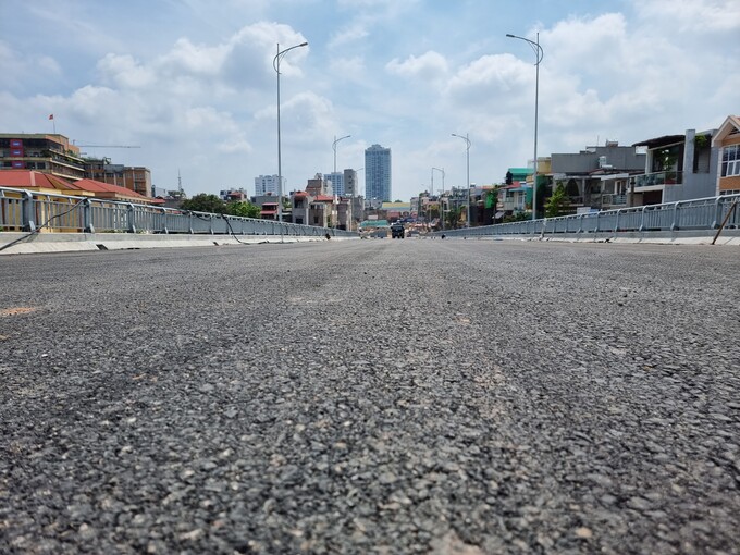 Hầu hết tuyến đường đã được trải nhựa, lắp đặt hệ thống chiếu sáng, biển báo.