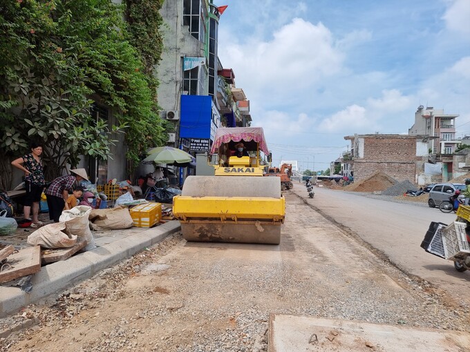 Trên công trường, dưới cái nắng như đổ lửa, công nhân vẫn miệt mài gấp rút thi công những hạng mục cuối cùng về an toàn giao thông, sơn vạch kẻ đường.