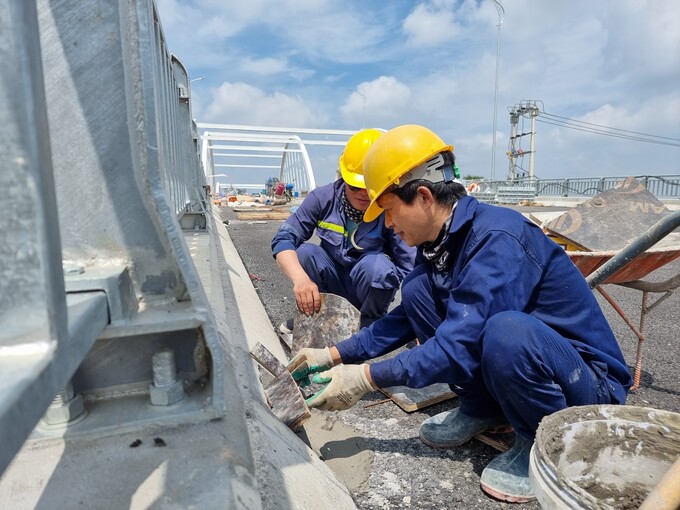 Công nhân vệ sinh sạch sẽ cũng như kiểm tra lại các hạng mục lần cuối của toàn bộ công trình trước khi đưa vào phục vụ người dân.