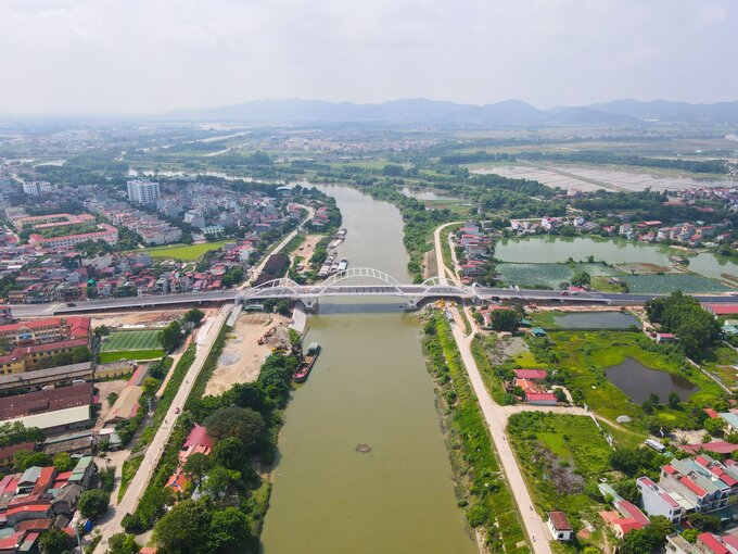 Toàn cảnh cầu Á Lữ từ góc nhìn trên cao.