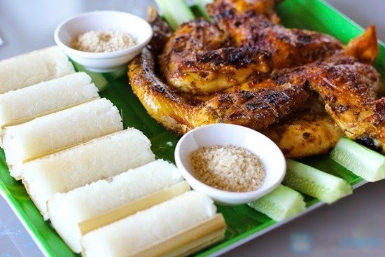 Cơm lam thịt gà nướng là đặc sản nổi tiếng khi tới Măng Đen. Ảnh Internet