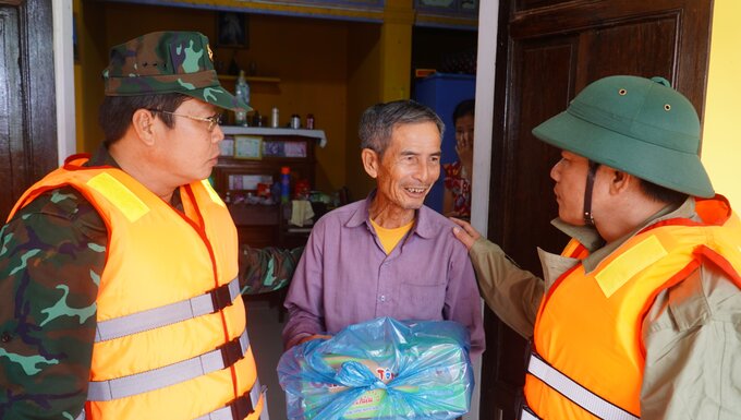 Chủ tịch UBND tỉnh Thừa Thiên Huế và Đại tá Ngô Nam Cường - Chỉ huy trưởng Bộ Chỉ huy Quân sự tỉnh thăm hỏi, động viên, tặng quà người dân ở thôn Khuôn Phò (xã Quảng Phước, huyện Quảng Điền).