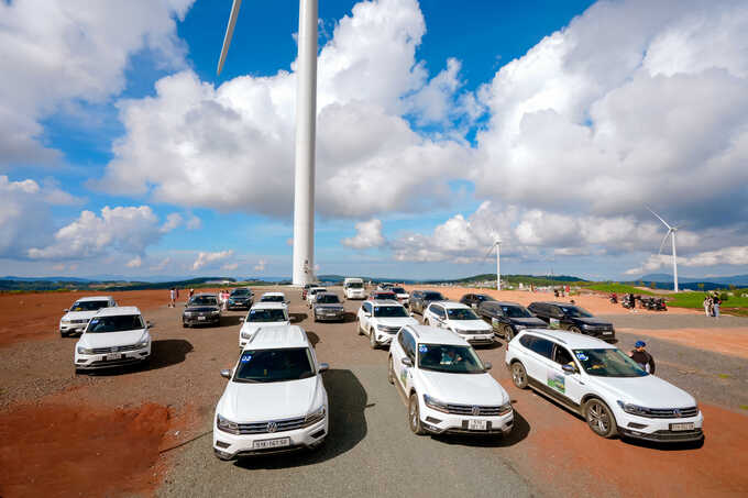 Đoàn xe Volkswagen chinh phục cánh đồng quạt gió khổng lồ.