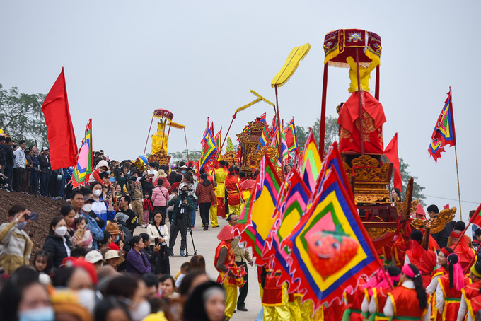 Đoàn rước kiệu với hàng trăm người rước từ Đền ra Lăng Kinh Dương Vương đã thu hút đông đảo bà con và du khách gần xa đến trẩy hội.