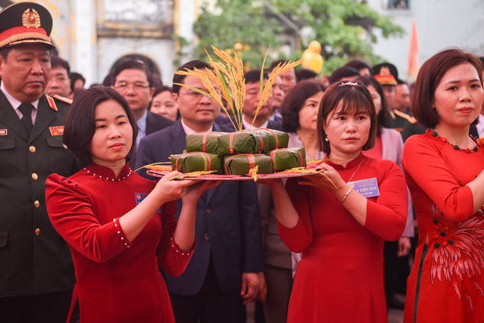 Bánh trưng dâng lên Đức Thủy tổ Kinh Dương Vương kỷ niệm 4.902 năm khai thiên, lập quốc.