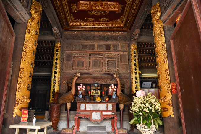 Bức Võng của đình phủ kín một diện rộng, kéo dài từ Thượng lương xuống Hạ xà và mở ngang hết một gian. Cửa Võng được chạm lộng kết hợp chạm nổi tinh xảo trên cả 7 lớp, 9 ô các đề tài tứ linh, tứ quí.... phía trên bức cửa Võng là bức trần gỗ che kín mái gian giữa với hình trang trí là một con chim Phượng xoè rộng cánh tới các vầng vân mây quanh đó.