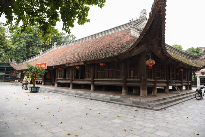 Tòa đại Đình được dựng trên nền cao có thềm bó bằng đá xanh, mang kiến trúc nhà sàn với sàn gỗ bề thế cao 0,7m so với mặt nền, sau hàng cột ngang và mười hàng cột dọc bằng gỗ lim có đường kính từ 0,55m (với cột con) đến 0,65m (với cột mẹ) được kê trên các tảng đá xanh.