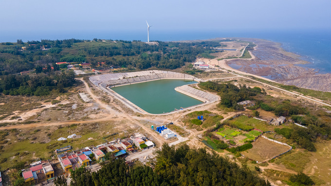 Hồ chứa nước ngọt là nơi cung cấp nước sinh hoạt cho toàn bộ quân và dân trên đảo. Ảnh: Đàm Thanh