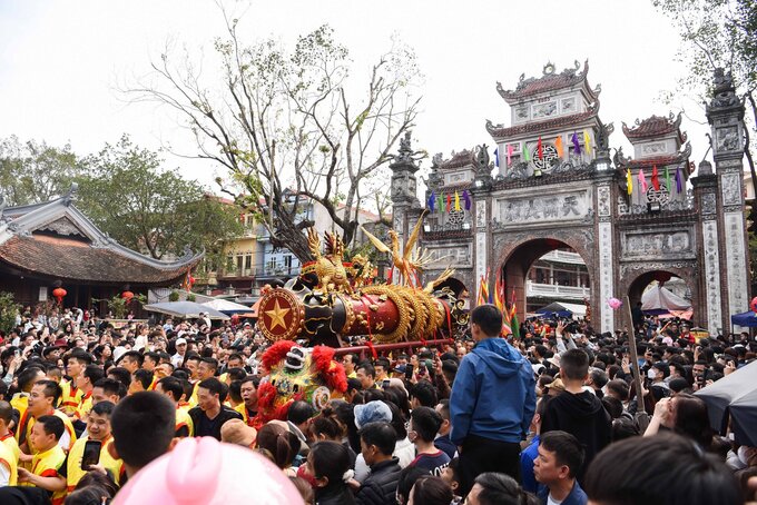 Đặc sắc lễ hội Rước pháo Đồng Kỵ mồng 4 tháng Giêng thu hút hàng nghìn người tham dự.