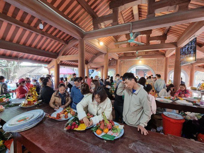 Trong khu vực sắp lễ, người dân thoải mái sắp xếp đồ lễ dâng Bà Chúa Kho, không phải đứng đợi mâm, đĩa như những ngày trước.