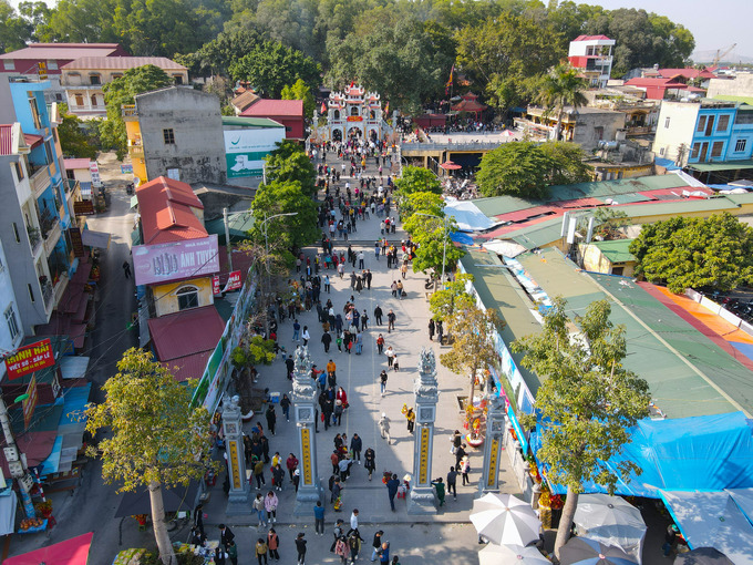 Với quan niệm, 'đầu năm đến vay Bà, cuối năm trả nợ' sẽ giúp việc kinh doanh, buôn bán thuận lợi nên ngay từ những ngày đầu Xuân mới đã có rất đông người dân và du khách thập phương đến Đền Bà Chúa Kho để dâng hương, hành lễ.