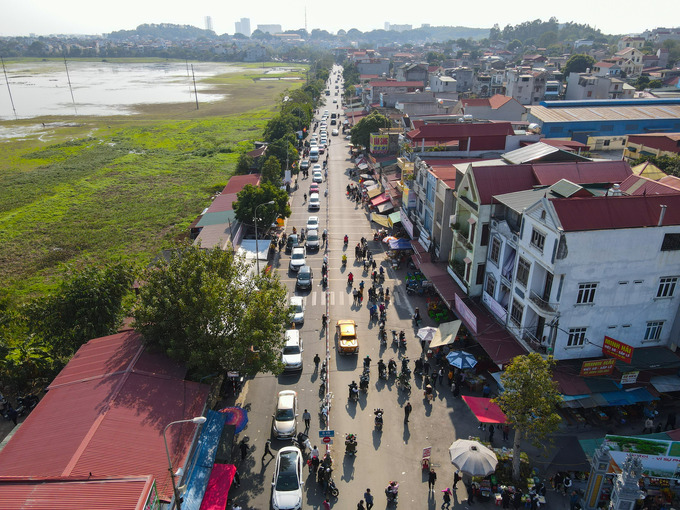 Càng về chiều tối dòng người đổ về đền Bà Chúa Kho ngày một đông.