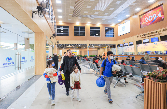 Bến xe Mỹ Đình khu vực khách chờ mua vé có diện mạo đổi mới toàn diện ngay cả khu vực ghế ngồi, quầy vé...đều như ngành hàng không.
