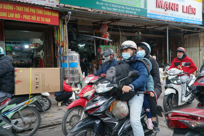 Nhiều gia đình lựa chọn xe máy là phương tiện để trở về