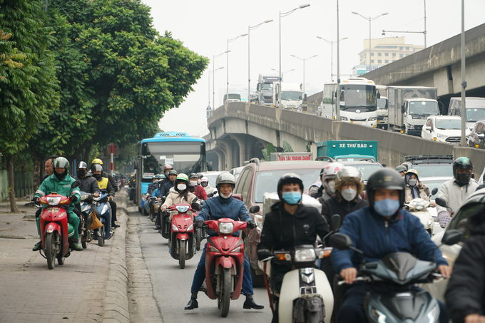 Xe máy leo lên vỉa hè để lưu thông cũng là một 'đặc sản'