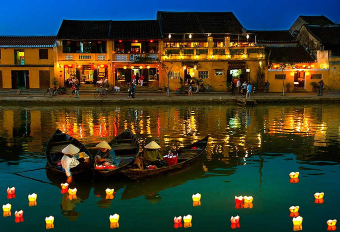 Lễ hội hoa đăng diễn ra vào ngày rằm 14 - 15 âm lịch
